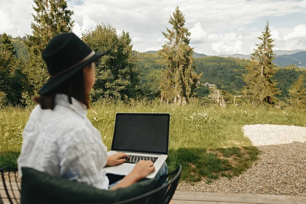 Beautiful View Woods Mountains Blurred Image Hipster Girl Laptop Sitting — Stock Photo, Image