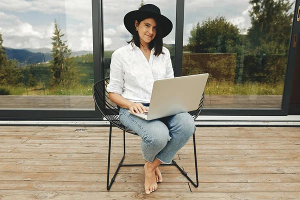 Şapkalı Genç Mutlu Kadın Laptopunu Kullanıyor Alışveriş Yapıyor Dışarıda Online — Stok fotoğraf