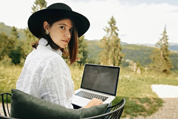 Dizüstü Bilgisayarı Olan Hippi Kız Ahşap Verandada Oturuyor Ağaçların Dağların — Stok fotoğraf