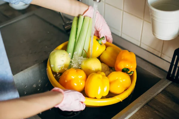 Mencuci Sayuran Tangan Dalam Sarung Tangan Merah Muda Mencuci Sayuran — Stok Foto
