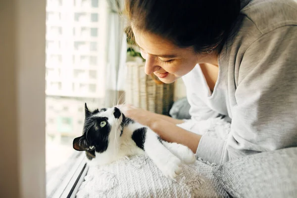 Mujer Joven Jugando Con Lindo Gato Sentados Juntos Casa Durante — Foto de Stock