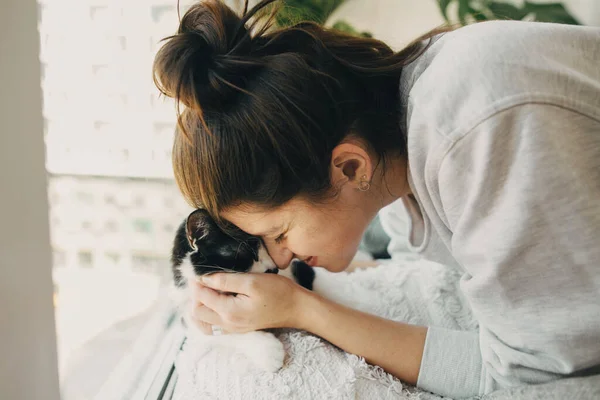 Hipster Κορίτσι Αγκαλιάζει Χαριτωμένο Γάτα Κάθεται Μαζί Στο Σπίτι Κατά — Φωτογραφία Αρχείου