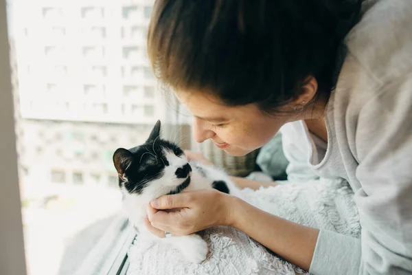 Hipster Girl Hugging Cute Cat Sitting Together Home Coronavirus Quarantine — Stock Photo, Image
