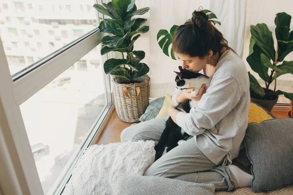 Hipster Κορίτσι Αγκαλιάζει Χαριτωμένο Γάτα Κάθεται Μαζί Στο Σπίτι Κατά — Φωτογραφία Αρχείου