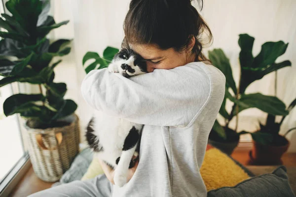 Ευτυχισμένο Κορίτσι Hipster Αγκαλιάζει Χαριτωμένο Γάτα Κάθεται Μαζί Στο Σπίτι — Φωτογραφία Αρχείου