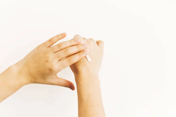 Руки Наносят Увлажняющий Крем Массируют Кожу После Мытья Рук Лечение — стоковое фото