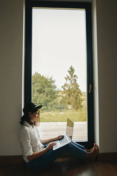 Jovem Mulher Feliz Chapéu Usando Laptop Compras Trabalhando Line Partir — Fotografia de Stock