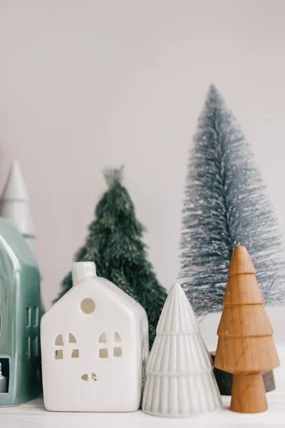 Casinhas Natal Árvores Fundo Branco Decoração Moderna Festiva Boas Festas — Fotografia de Stock