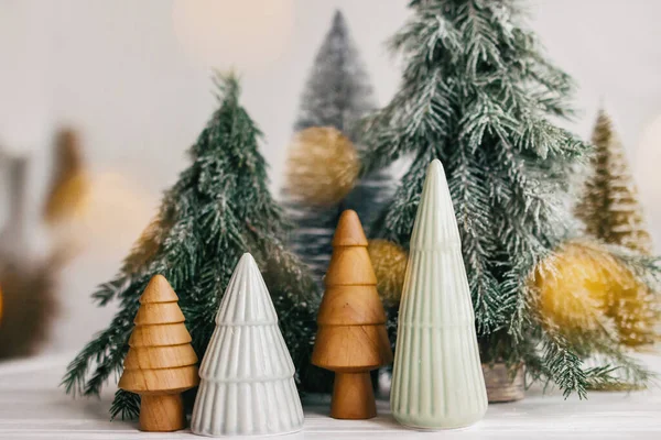 Feliz Natal Árvores Pequenas Natal Luzes Douradas Bokeh Fundo Branco — Fotografia de Stock