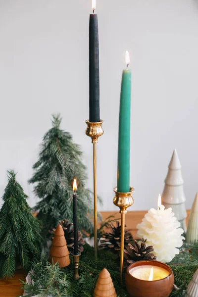 圣诞树 蜡烛和松果在木桌上的乡村织物上 节日现代装潢 零浪费 微型木制和手工松树 节日快乐 — 图库照片