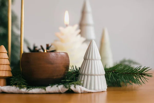 Árboles Navidad Velas Conos Pino Sobre Tela Rústica Sobre Mesa —  Fotos de Stock