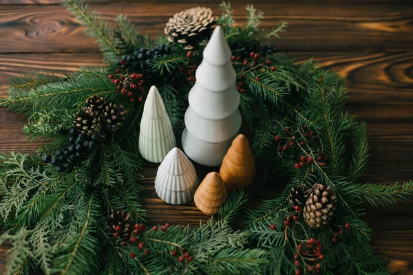 Árvores Natal Grinalda Natal Rústica Elegante Mesa Madeira Escura Decoração — Fotografia de Stock