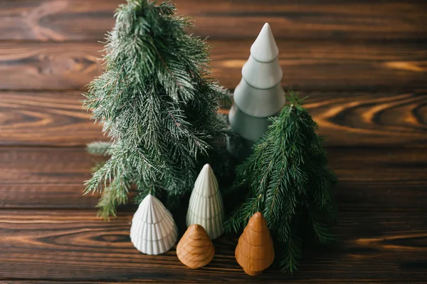 Árvores Natal Mesa Madeira Escura Decoração Moderna Festiva Sem Desperdício — Fotografia de Stock