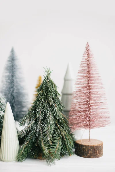 Árvores Natal Fundo Branco Decoração Moderna Festiva Boas Festas Miniatura — Fotografia de Stock