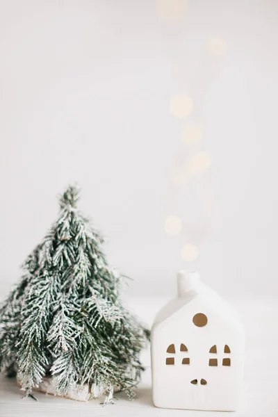 Boas Festas Casa Pequena Natal Com Luzes Douradas Bokeh Árvore — Fotografia de Stock