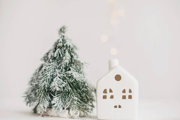 Feliz Natal Casa Pequena Natal Com Luzes Douradas Bokeh Árvore — Fotografia de Stock