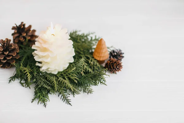 Різдвяний Сосновий Конус Свічка Дерево Сільському Різдвяному Вінку Білому Дереві — стокове фото