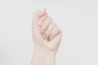 Beyaz arka planda kadın yumruğu protestosu. Farklı tırnak renkleri, ten ve ırk çeşitliliği olan bir kadın el kaldırılmış. Kadın hakları kavramı. Irkçılığı bırak