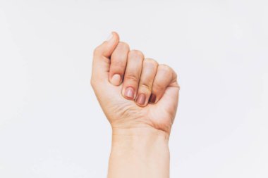 Beyaz arka planda kadın yumruğu protestosu. Farklı tırnak renkleri, ten ve ırk çeşitliliği olan bir kadın el kaldırılmış. Kadın hakları kavramı. Irkçılığı bırak