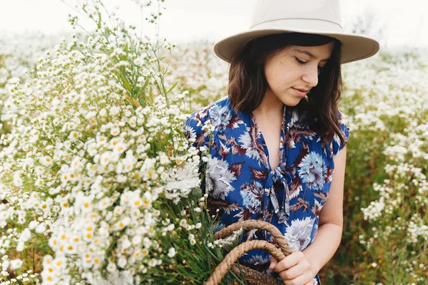 Beautiful Girl Holding White Daisies Bouquet Tranquil Summer Countryside Stylish — Stock Photo, Image