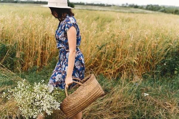 Élégante Jeune Femme Robe Vintage Bleue Chapeau Rassemblant Des Fleurs — Photo