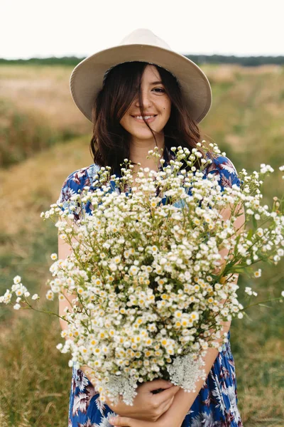 Mavi Elbiseli Şapkalı Şık Genç Bir Kadın Yaz Çayırlarında Kır — Stok fotoğraf