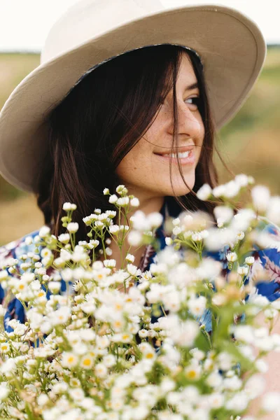 Mavi Elbiseli Şapkalı Güzel Genç Bir Kadın Çayırda Kır Çiçekleri — Stok fotoğraf