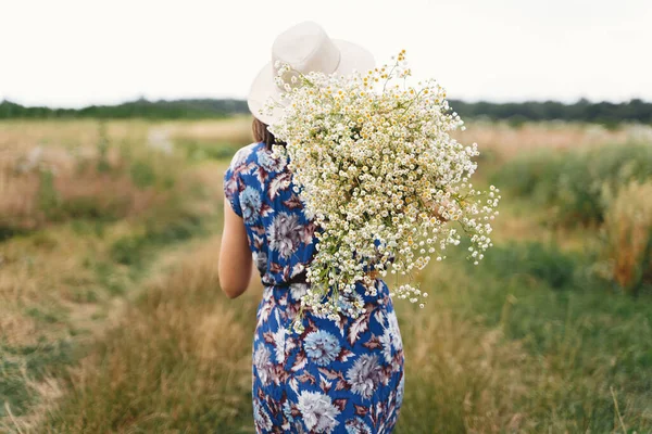 Schöne Mädchen Mit Großen Margeriten Bouquet Feld Rückseite Sommer Auf — Stockfoto