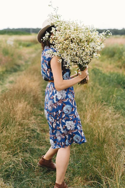 Sommer Auf Dem Land Stilvolle Junge Frau Blauem Vintage Kleid — Stockfoto