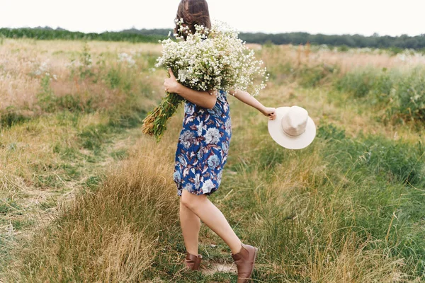 Mooi Meisje Met Plezier Lachen Winderig Veld Met Grote Madeliefjes — Stockfoto