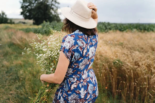 Stylish Young Woman Blue Vintage Dress Hat Collecting White Wildflowers — стоковое фото