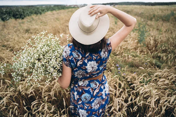 Tranquil Summer Countryside Stylish Young Woman Blue Vintage Dress Hat — Stock Photo, Image