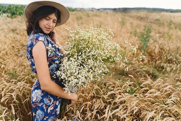 Wanita Muda Bergaya Dengan Gaun Vintage Biru Dan Topi Berpose — Stok Foto