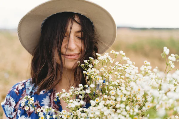 Mavi Elbiseli Şapkalı Güzel Genç Bir Kadın Çayırda Kır Çiçekleri — Stok fotoğraf
