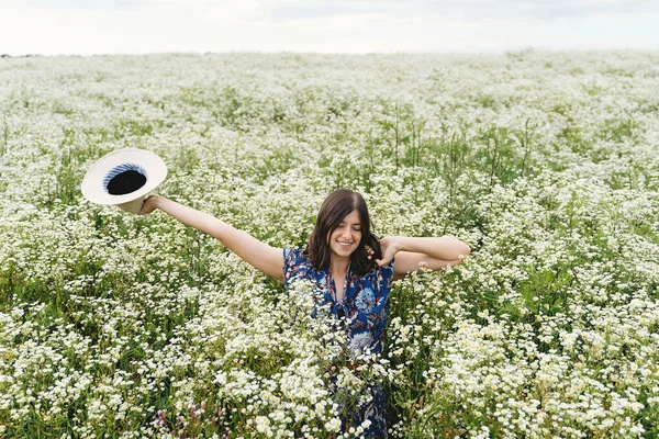 Happy Young Woman Smiling White Wildflowers Summer Meadow Beautiful Joyful — Stock Photo, Image
