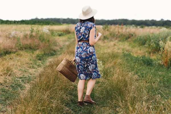 Jovem Elegante Vestido Vintage Azul Chapéu Reunindo Flores Silvestres Brancas — Fotografia de Stock