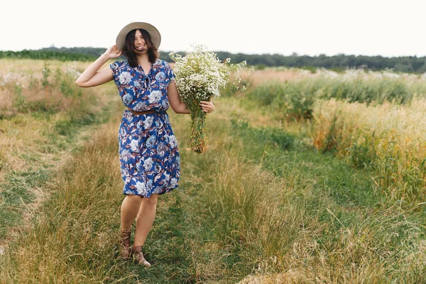 Stylish Young Woman Blue Vintage Dress Hat Walking White Wildflowers — Stock Photo, Image