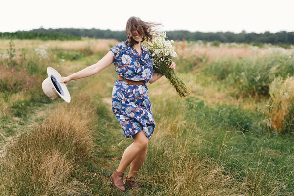 Beautiful Girl Having Fun Laughing Windy Field Big Daisies Bouquet — Stock Photo, Image