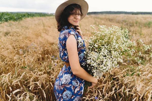 Retrato Sensual Menina Bonita Com Grande Buquê Margaridas Verão Tranquilo — Fotografia de Stock