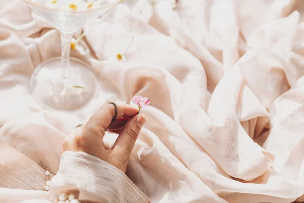 Mano Con Joyas Sosteniendo Flor Rosa Sobre Fondo Suave Tela — Foto de Stock