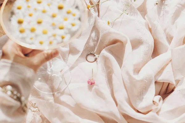 Gänseblümchenblümchen Weiße Wildblumen Ringe Stiel Des Weinglases Auf Einem Hintergrund — Stockfoto