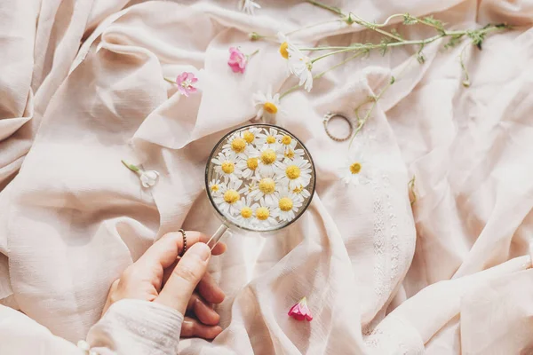 Mano Con Joyería Sosteniendo Copa Vidrio Con Flores Margarita Agua — Foto de Stock