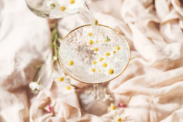 Pouring Water Daisy Flowers Modern Wineglass Background Soft Beige Fabric — Stock Photo, Image