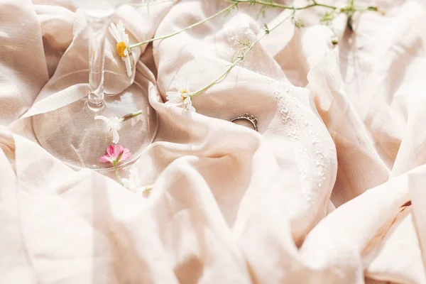 Gänseblümchenblümchen Weiße Wildblumen Ringe Stiel Des Weinglases Auf Einem Hintergrund — Stockfoto