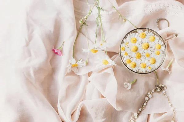 Daisy Flowers Water Glass Cup Background Soft Beige Fabric Wildflowers — Stock Photo, Image