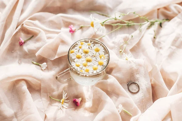 Gänseblümchen Blühen Wasser Glasschale Auf Hintergrund Aus Weichem Beigen Stoff — Stockfoto