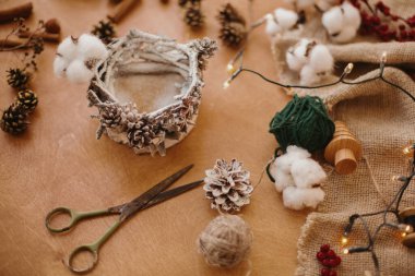 Kırsal Noel mum dekoru yapıyorum. Ağaçlardan, pamuktan, anason ve çam kozalaklarından yapılmış Noel mum tutacağı. Tatil atölyesi.