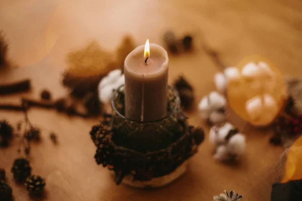 松のコーン アニスや枝と木製のテーブルの上にお祝いのライトボケクリスマス素朴なキャンドル いい気分の冬の夜 テーブルの上に素朴なクリスマスキャンドルの装飾 — ストック写真