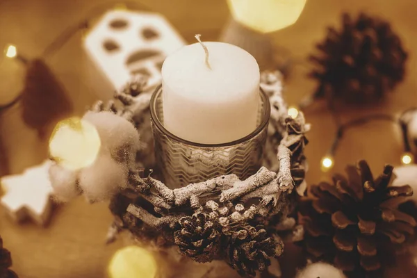 圣诞蜡烛是用树枝 茴香和松果做成的 放在木制桌子上 上面点着节日的彩灯 假日工作坊制作乡村圣诞烛光装饰 — 图库照片