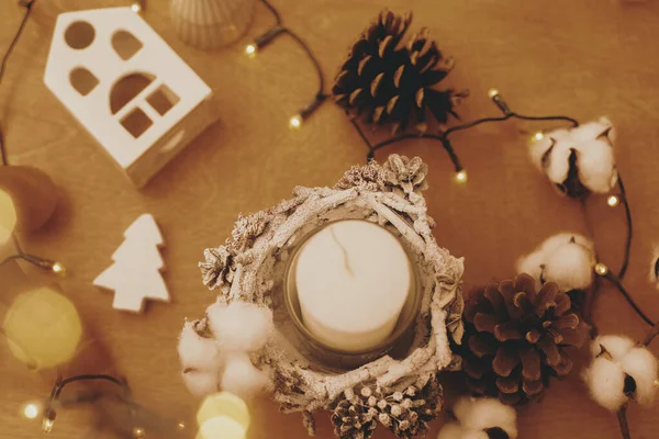 圣诞乡村蜡烛 玩具屋和木柴上的节日灯饰 平躺在床上乡村圣诞烛光装饰在桌上 — 图库照片